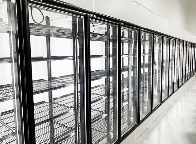 Μέση πόρτα γυαλιού ψυκτήρων θερμοκρασίας για τον περίπατο στο πιό δροσερό κρύο δωμάτιο επίδειξης μπύρας κατεψυγμένο σπηλιά