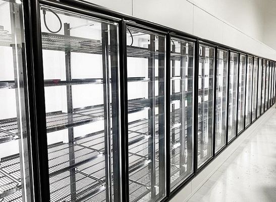 Μέση πόρτα γυαλιού ψυκτήρων θερμοκρασίας για τον περίπατο στο πιό δροσερό κρύο δωμάτιο επίδειξης μπύρας κατεψυγμένο σπηλιά